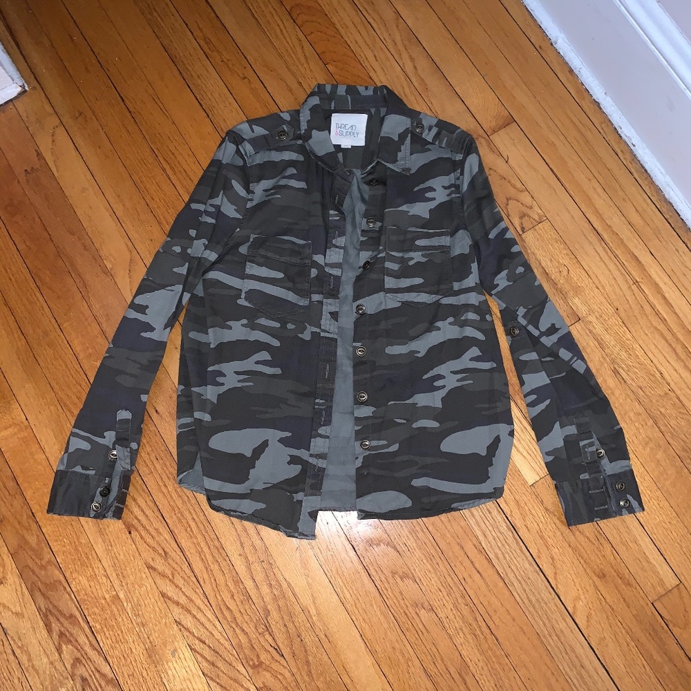 CAMO BUTTON UP